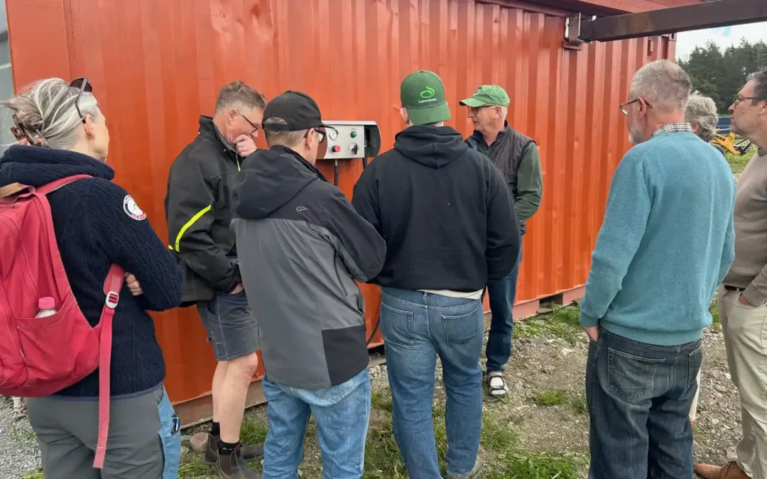 Ulf Andersson som driver Kärrbo Gård visar tillsammans med Bror Larsson en dispenser där man i framtiden skall kunna tanka fordon.