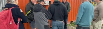 Ulf Andersson som driver Kärrbo Gård visar tillsammans med Bror Larsson en dispenser där man i framtiden skall kunna tanka fordon.