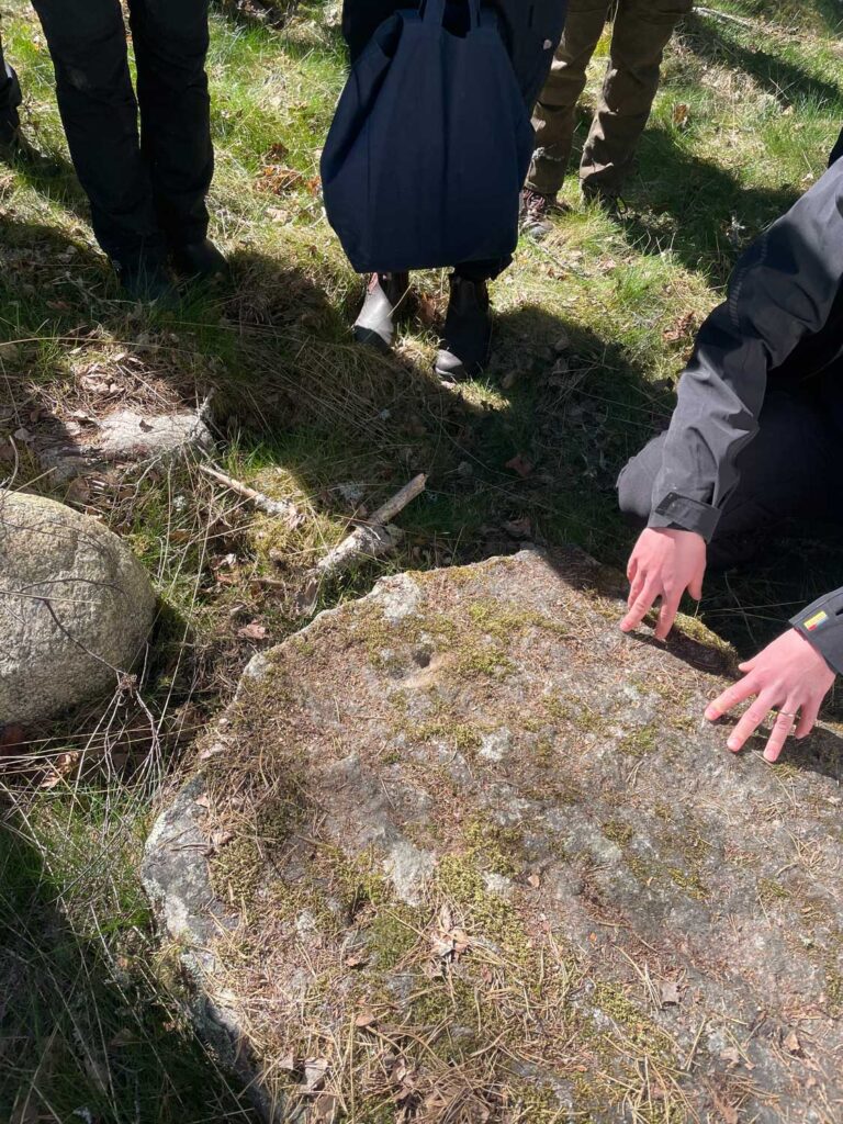 Skålgropar-eller-älvkvarnar – knackade, huggna figurer på stenblock